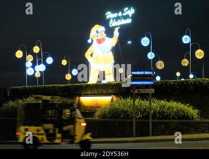 Colombo, Sri Lanka. 24 décembre 2020. Un Père Noël illuminé portant un masque et portant un panneau avec les mots 'avoir un Noël sûr' est vu par une route à Colombo, Sri Lanka, le 24 décembre 2020. Credit: Tang lu/Xinhua/Alay Live News Banque D'Images