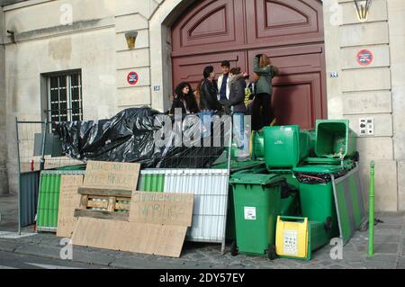 Les élèves du Lycée Charlemagne ont bloqué l'école à Paris. Les lycéens participent à une manifestation et bloquent les écoles à Paris, en France, le 7 novembre 2014, en hommage à Remi Fraisse, Un militant de l'environnement âgé de 21 ans est décédé dans les premières heures du mois d'octobre 26 lors d'affrontements entre les forces de sécurité et les manifestants du projet de barrage de Sivens dans le sud de la France. Selon la source de la police, 29 établissements sont bloqués, 15 en tout et 14 en partie, 25 établissements ont été bloqués à environ 10 heures du matin, dont six en tout, aucune dégradation et aucune violence ont été dénombrées. Photo d'Ala Banque D'Images