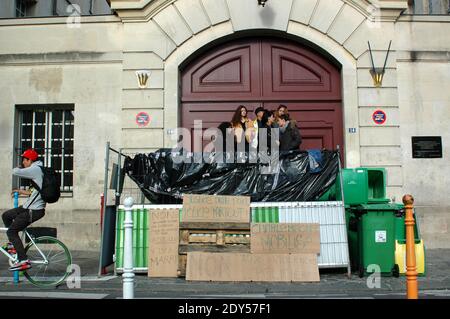 Les élèves du Lycée Charlemagne ont bloqué l'école à Paris. Les lycéens participent à une manifestation et bloquent les écoles à Paris, en France, le 7 novembre 2014, en hommage à Remi Fraisse, Un militant de l'environnement âgé de 21 ans est décédé dans les premières heures du mois d'octobre 26 lors d'affrontements entre les forces de sécurité et les manifestants du projet de barrage de Sivens dans le sud de la France. Selon la source de la police, 29 établissements sont bloqués, 15 en tout et 14 en partie, 25 établissements ont été bloqués à environ 10 heures du matin, dont six en tout, aucune dégradation et aucune violence ont été dénombrées. Photo d'Ala Banque D'Images