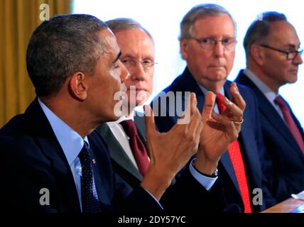 Le président Barack Obama rencontre les dirigeants bipartiens du Congrès dans l'ancienne salle à manger familiale de la Maison Blanche à Washington, DC, USA, le 7 novembre 2014. (De gauche à droite : président Obama, chef de la majorité au Sénat Harry Reid, chef de la majorité au Sénat Mitch McConnell, sénateur Charles Schumer) photo de Dennis Brack/Pool/ABACAPRESS.COM Banque D'Images