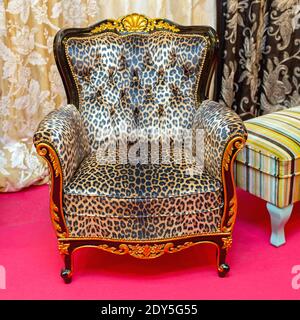 Fauteuil à imprimé animal Safari Leopard style kitsch Banque D'Images