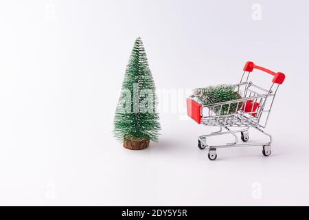 Supermarché mini chariot avec deux arbres de Noël Banque D'Images