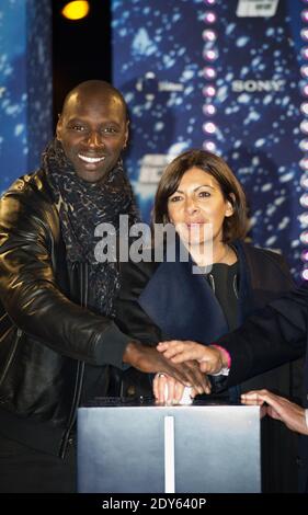 L'acteur français Omar Sy, maire de Paris Anne Hidalgo, et le président du comité des champs-Élysées Jean-Noël Reinhardt allument les lumières de Noël sur l'avenue des champs-Élysées à Paris, en France, le 20 novembre 2014. Photo Thierry Orban/ABACAPRESS.COM Banque D'Images