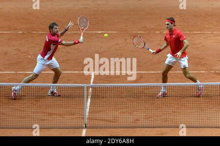 Villeneuve-d'Ascq : le Stanislas Wawrinka (R) de Suisse retourne le ballon à côté de son coéquipier Roger Federer lors du match de tennis en double le deuxième jour de la finale de la coupe Davis entre la France et la Suisse au Stade Pierre Mauroy à Villeneuve-d'Ascq, dans le nord de la France, le 22 novembre 2014.photo de Christian Liewig/ABACAPRESS.COM. Banque D'Images