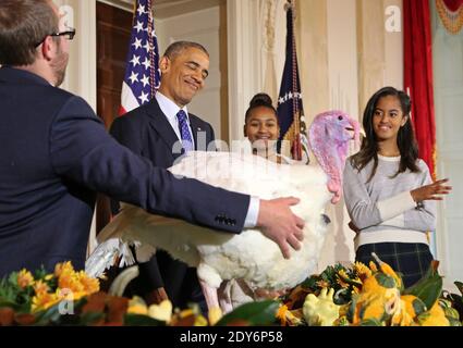 Le président Barack Obama pardon de la dinde de Thanksgiving nationale, fromage, lors d'une cérémonie au Grand foyer de la Maison Blanche, à Washington, DC, Etats-Unis, le mercredi 26 novembre 2014. L'événement a marqué le 67e anniversaire de la présentation nationale de Thanksgiving sur la Turquie. Le président montre (l-r) Cole Cooper, qui a élevé l'oiseau, Sasha Obama, et Malia Obama. Photo de Martin H Simon/Pool/ABACAPRESS.COM Banque D'Images