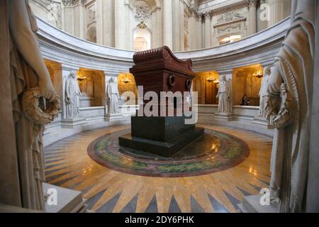 Une vue générale montre le tombeau de l'empereur de France Napoléon Bonaparte (1769-1821) lors d'une visite du président égyptien Abdel Fattah al-Sissi aux Invalides à Paris, en France, le 26 novembre 2014. Photo Pool par Charles Platiau/ABACAPRESS.COM Banque D'Images