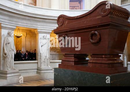 Le président égyptien Abdel Fattah al-Sissi (arrière-C) regarde le tombeau de l'empereur français Napoléon Bonaparte (1769-1821) lors d'une visite aux Invalides à Paris, en France, le 26 novembre 2014. Photo Pool par Charles Platiau/ABACAPRESS.COM Banque D'Images