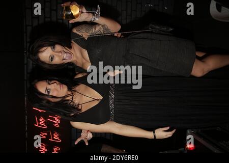 Kelly Helard 'CH'tis' et Nikita Bellucci assistent à une fête pour célébrer le 25e anniversaire de 'Hot Video' qui a eu lieu au Titty Twister, à Paris, en France, le 27 novembre 2014. Photo de Jerome Domine ABACAPRESS.COM Banque D'Images