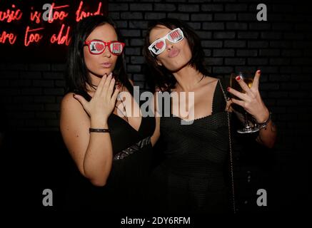 Kelly Helard 'CH'tis' et Nikita Bellucci assistent à une fête pour célébrer le 25e anniversaire de 'Hot Video' qui a eu lieu au Titty Twister, à Paris, en France, le 27 novembre 2014. Photo de Jerome Domine ABACAPRESS.COM Banque D'Images