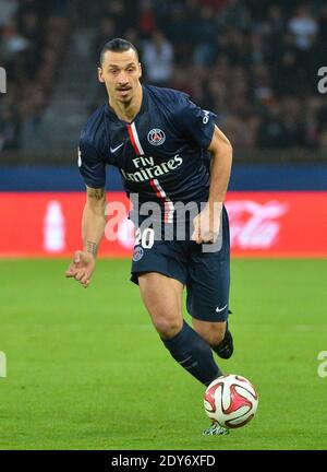 Zlatan Ibrahimovic (C), le milieu suédois de terrain de Paris Saint-Germain lors du match de football français L1 Paris Saint-Germain contre OGC Nice au Parc des Princes à Paris, France, le 29 novembre 2014. Photo de Christian Liewig/ABACAPRESS.COM Banque D'Images