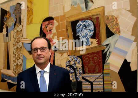 Le Président français François Hollande pose devant le tableau "les femmes dans la salle de bain" (1937-1938) de Pablo Picasso lors d'une visite au Musée Picasso dans le quartier du Marais à Paris, France, le 1er décembre 2014. Photo Pool par Philippe Wojazer/ABACAPRESS.COM Banque D'Images