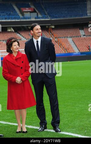 Le roi Carl XVI Gustaf et la reine Silvia de Suède posent avec l'avant-scène suédois de Paris Saint-Germain, Zlatan Ibrahimovic, lors de leur visite à la Fondation Paris Saint-Germain (PSG) au stade du Parc des Princes à Paris, en France, le 2 décembre 2014. Le couple royal suédois est en visite de trois jours en France. Photo de Thierry Orban/ABACAPRESS.COM Banque D'Images