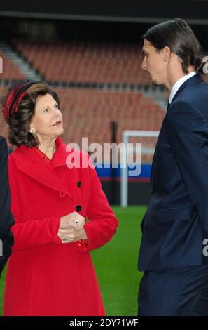 Le roi Carl XVI Gustaf et la reine Silvia de Suède posent avec l'avant-scène suédois de Paris Saint-Germain, Zlatan Ibrahimovic, lors de leur visite à la Fondation Paris Saint-Germain (PSG) au stade du Parc des Princes à Paris, en France, le 2 décembre 2014. Le couple royal suédois est en visite de trois jours en France. Photo de Thierry Orban/ABACAPRESS.COM Banque D'Images