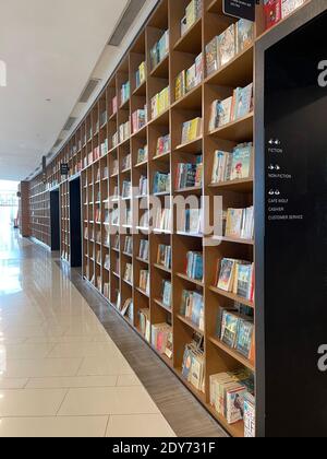Rangées de livres colorés sur les étagères dans la librairie urbaine moderne Banque D'Images