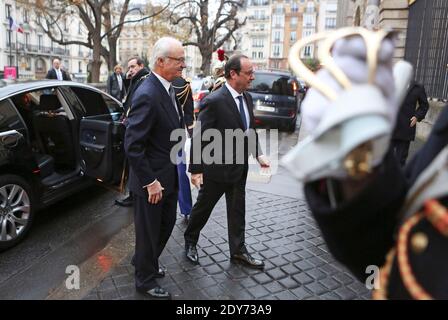 Le président français François Hollande (R) accueille le roi de Suède Carl XVI Gustaf, avant d'assister à une conférence sur le réchauffement climatique au Collège de France à Paris, en France, le mercredi 3 décembre 2014. Photo Pool par Remy de la Mauviniere/ABACAPRESS.COM Banque D'Images