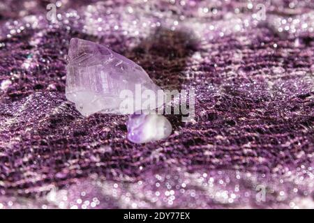 Gros plan de l'Amethyst Quartz cristal ruff coupé et pierre ronde . Photo de haute qualité Banque D'Images