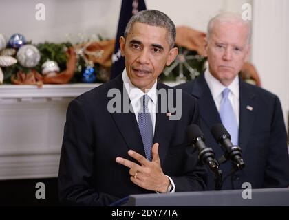 LE président AMÉRICAIN Barack Obama parle de l'économie en tant que vice-président Joe Bidenlooks avant de nommer l'ancien haut fonctionnaire du Pentagone Ashton carter vendredi pour remplacer Chuck Hagel comme secrétaire à la Défense, lors d'un événement dans la salle Roosevelt de la Maison Blanche le 5 décembre 2014 à Washington, DC, ÉTATS-UNIS. Photo par Olivier Douliery/ABACAPRESS.COM Banque D'Images