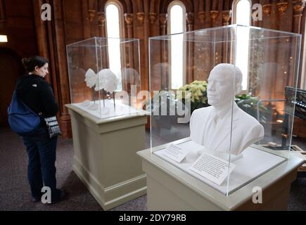 Un buste en 1:1 imprimé en 3D du président américain Barack Obama est exposé le 6 décembre 2014 au château Smithsonian à Washington, DC. Le buste fait partie des premiers portraits présidentiels créés à partir de données d'acquisition 3D par une équipe d'imagerie numérique 3D dirigée par Smithsonian. Photo par Olivier Douliery/ABACAPRESS.COM Banque D'Images