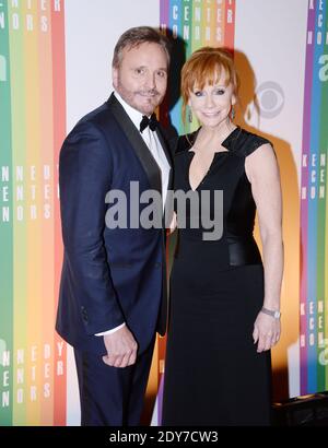 Reba McEntyre avec son mari Narvel Blackstock assister au 2014 Kennedy Center Honors le 7 décembre 2014 à Washington, DC, Etats-Unis. Chaque année, le Centre Kennedy célèbre cinq personnes qui ont passé leur vie à élever le dynamisme culturel de la nation et du monde. Photo par Olivier Douliery/ABACAPRESS.COM Banque D'Images