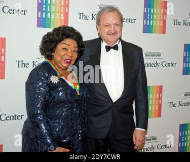 Martina Arroyo et Paolo Petrini arrivent pour le dîner de l'artiste officiel en l'honneur des lauréats des 2014 Kennedy Center Honors, organisé par le secrétaire d'État des États-Unis John F. Kerry au département d'État des États-Unis à Washington, DC, USA, le samedi 6 décembre 2014. 2013 Les 2014 lauréats sont : la chanteuse Al Green, l'acteur et cinéaste Tom Hanks, la ballerine Patricia McBride, la chanteuse-compositrice Sting et la comédienne Lily Tomlin. Photo de Ron Sachs/Pool/ABACAPRESS.COM Banque D'Images