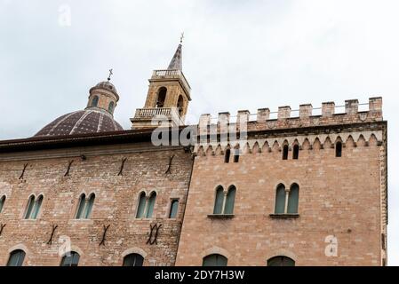 foligno.italy juin 14 2020 : église principale de foligno san feliciano grande structure avec clocher et dôme Banque D'Images