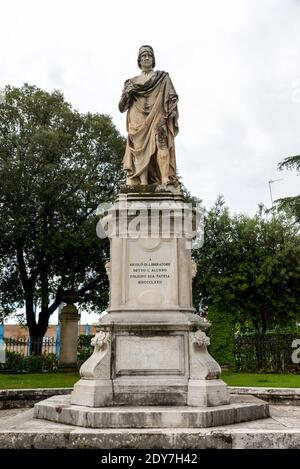 foligno.italy juin 14 2020 : monument à l'extérieur du centre piétonnier de foligno, près du centre sportif de tennis Banque D'Images