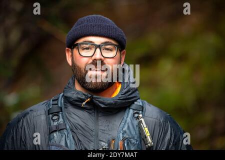 Portrait d'un homme à barbe aventurant en plein air avec des lunettes nature Banque D'Images