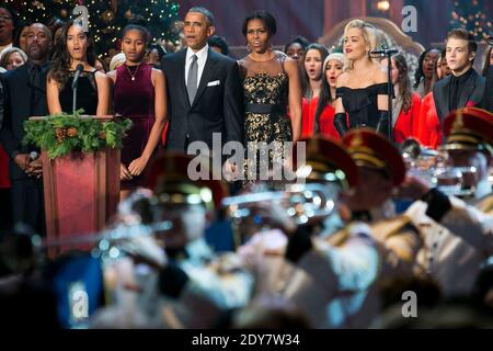 Le président Barack Obama, la première dame Michelle Obama et les filles Malia et Sasha se joignent aux artistes sur scène lors de la mise en scène du programme de Noël de TNT à Washington à Washington, DC, USA, le 14 décembre 2014. Ils sont joints sur scène par (de gauche à droite) Darius Rucker, Rita ora et Hunter Hayes. Photo de Kristoffer Tripplaar/Pool/ABACAPRESS.COM Banque D'Images