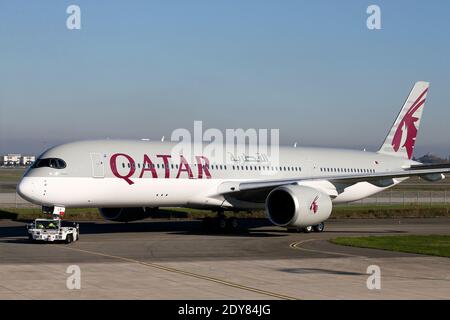 L'un des deux Airbus A350-900 de la compagnie Qatar Airways au centre du groupe Airbus à Toulouse, dans le sud de la France, le 22 décembre 2014. L'A350, dont les ailes et le fuselage sont en fibre de carbone, est conçu pour économiser jusqu'à 25 % de carburant tout en desservant les routes à longue portée. Qatar Airways a commandé 80 de l'avion et prévoit de les faire le cheval de travail de sa flotte. Photo de Patrick Bernard/ABACAPRESS.COM Banque D'Images