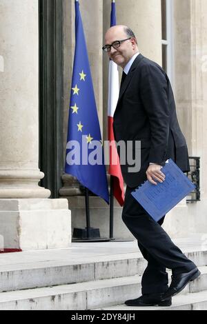 Le commissaire européen chargé des affaires économiques et financières, de la fiscalité et de l'Union douanière, Pierre Moscovici quitte le cabinet hebdomadaire au palais présidentiel de l'Elysée, le 22 décembre 2014. Photo de Stephane Lemouton/ABACAPRESS.COM Banque D'Images