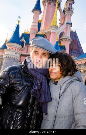 Photo du dossier : Halle Berry et Olivier Martinez posant à Disneyland Paris, France, le 28 décembre 2014. Document le mardi 27 octobre, la star Oscar-gagnante et son mari, Olivier Martinez, ont annoncé qu'ils divorçaient après deux ans de mariage. C'est le quatrième et troisième divorce de Berry au cours des deux dernières décennies. En plus de Martinez, l'actrice de 49 ans a traité sa juste part de hauts et de bas romantiques avec d'anciennes flammes comme David Justice, Gabriel Aubry et Eric Benet. Photo par Disneyland/ABACAPRESS.COM Banque D'Images