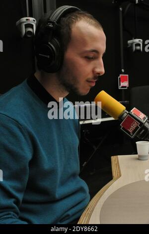 Photo du dossier en date du 12 novembre 2014 montre Mehdi Meklat pendant la programmation radio avec Pascale Clark (à droite) à la radio France Inter à Paris, France. Photo Balkis Press/ABACAPRESS.COM Banque D'Images