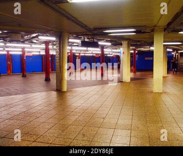 Manhattan, New York, États-Unis. 24 décembre 2020. La ville de New York la veille de Noël est calme et vide. La station de métro Times Square à Rush Hour est habituellement mur à mur des gens, mais ce soir il est presque vide en raison du virus Corona et les gens qui restent à la maison. Crédit : Debra L. Rothenberg/ZUMA Wire/Alay Live News Banque D'Images