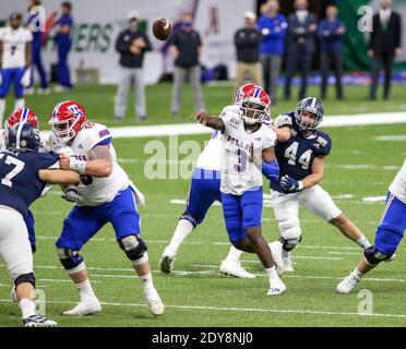 La Nouvelle-Orléans, LOUISIANE, États-Unis. 23 décembre 2020. Le quarterback de Louisiana Tech Aaron Allen (3) livre un laissez-passer lors du R L Carriers New Orleans Bowl entre les Louisiana Tech Bulldogs et les Georgia Southern Eagles au Mercedes Benz Superdome de la Nouvelle-Orléans, LA. Jonathan Mailhes/CSM/Alamy Live News Banque D'Images