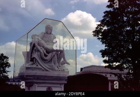 CIMETIÈRE DE PARIS - COPIE DE LA CÉLÈBRE PIETÀ MICHEL-ANGE UNE TOMBE DU CIMETIÈRE DE PASSY À PARIS FRANCE - FILM DE DIAPOSITIVES COULEUR © F.BEAUMONT Banque D'Images