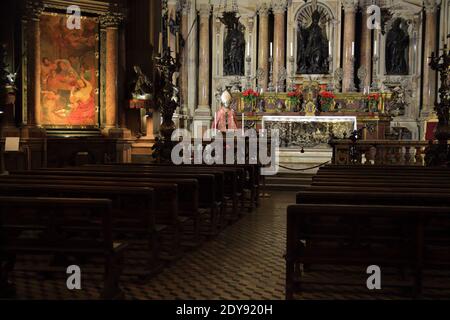 La chapelle royale du Trésor de San Gennaro est une chapelle baroque de la cathédrale de Naples construite à la volonté des Neapolitans pour un voeu à San Gennaro. C'est l'une des plus hautes expressions artistiques de la ville, tant pour la concentration et le prestige des œuvres en elle, que pour le nombre d'artistes de renommée internationale qui ont participé à sa réalisation. Les décorations picturales et en plein air de l'intérieur, principalement réalisées par Domenichino et Lanfranco, font de la chapelle l'épicentre de la peinture baroque Emilienne de Naples. Banque D'Images