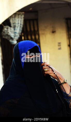 Une femme bédouine voilée au souk à Sinaw jeudi, de l'Oman. Banque D'Images