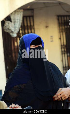 Une femme bédouine voilée au souk à Sinaw jeudi, de l'Oman. Banque D'Images