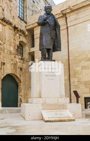 Statue de bronze de Pawlu Boffa, place de la Castille, Valette, Malte Banque D'Images