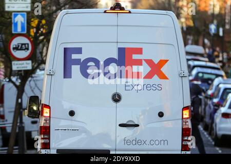 Londres, Royaume-Uni. 24 décembre 2020. Une camionnette de livraison FedEx vue garée sur la route à Londres. Crédit : SOPA Images Limited/Alamy Live News Banque D'Images