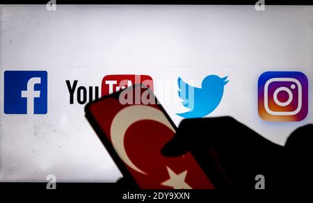 Turquie. 25 décembre 2020. Sur cette photo, un drapeau turc apparaît sur un smartphone avec des applications de réseaux sociaux en arrière-plan. Crédit : SOPA Images Limited/Alamy Live News Banque D'Images