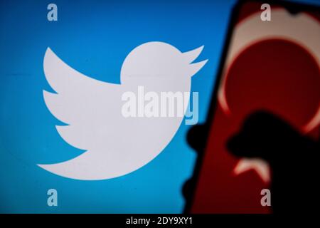 Turquie. 25 décembre 2020. Sur cette photo, un drapeau turc apparaît sur un smartphone avec un logo Twitter en arrière-plan. Crédit : SOPA Images Limited/Alamy Live News Banque D'Images