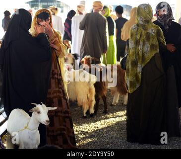 Une femme bédouine voilée au souk à Sinaw jeudi, de l'Oman. Banque D'Images