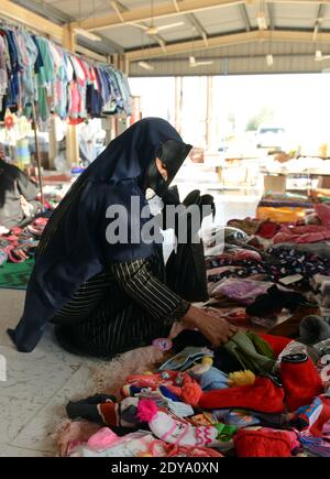 Une femme bédouine voilée au souk à Sinaw jeudi, de l'Oman. Banque D'Images