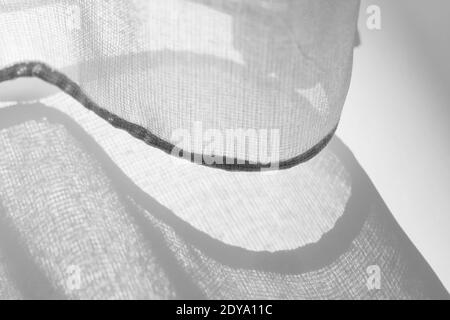 Ombre du rideau. La lumière du soleil brille à travers les rideaux de tissu le jour ensoleillé Banque D'Images