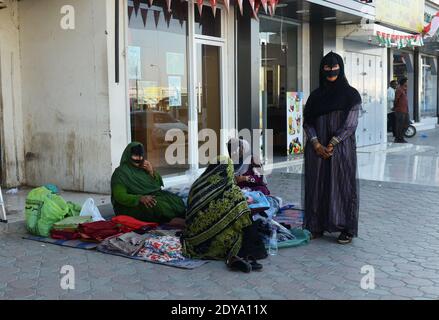 Une femme bédouine voilée au souk à Sinaw jeudi, de l'Oman. Banque D'Images