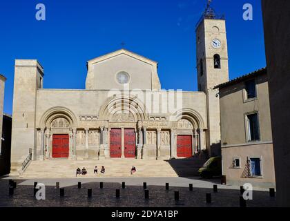 À l'extérieur de l'abbaye Saint-Gilles du Gard à Saint-Gilles, avec la place de la ville où les gens se réunissent pour se rencontrer sur les marches Banque D'Images