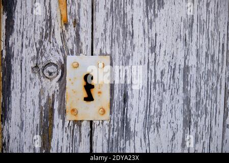Serrure de porte rustique en métal ancien en forme de Z sur un gros plan sur la porte gris boisée de la caractéristique vintage Banque D'Images