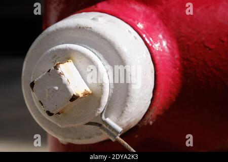 Gros plan sur le connecteur blanc d'un feu rouge borne d'eau Banque D'Images