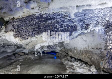 Entrée à la grotte de glace avec plein de glaçons. Pente de la montagne à l'intérieur d'une grotte fantastique. Kungur dans l'Oural, Russie Banque D'Images